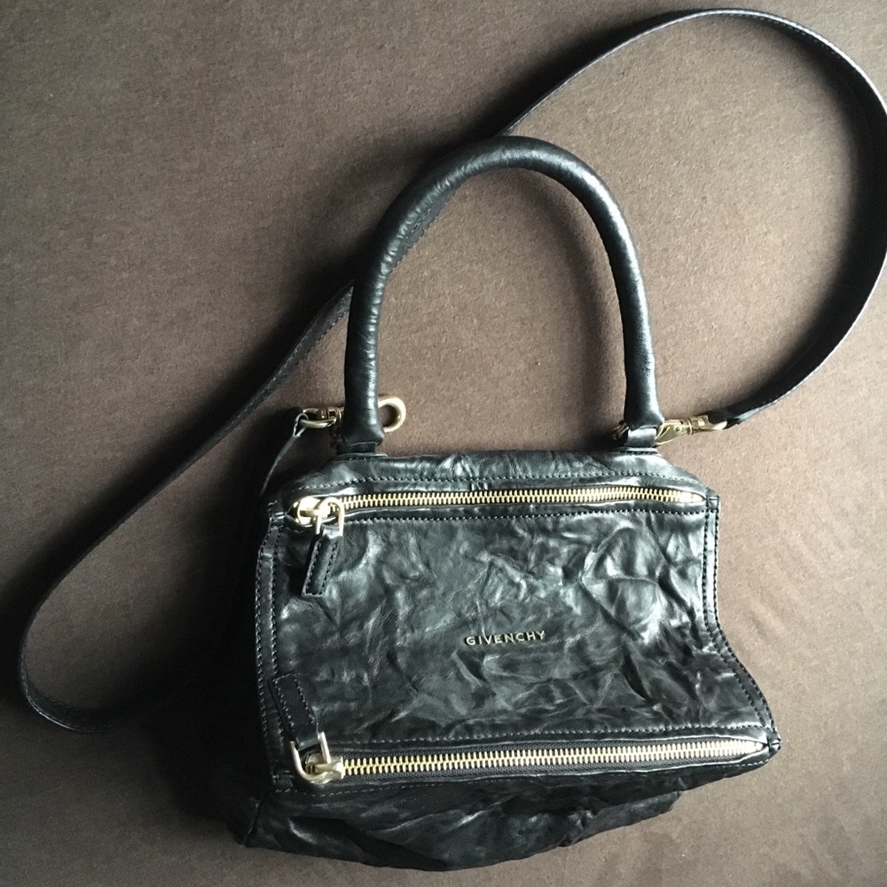 GIVENCHY - Pandora SMALL leather shoulder bag.
